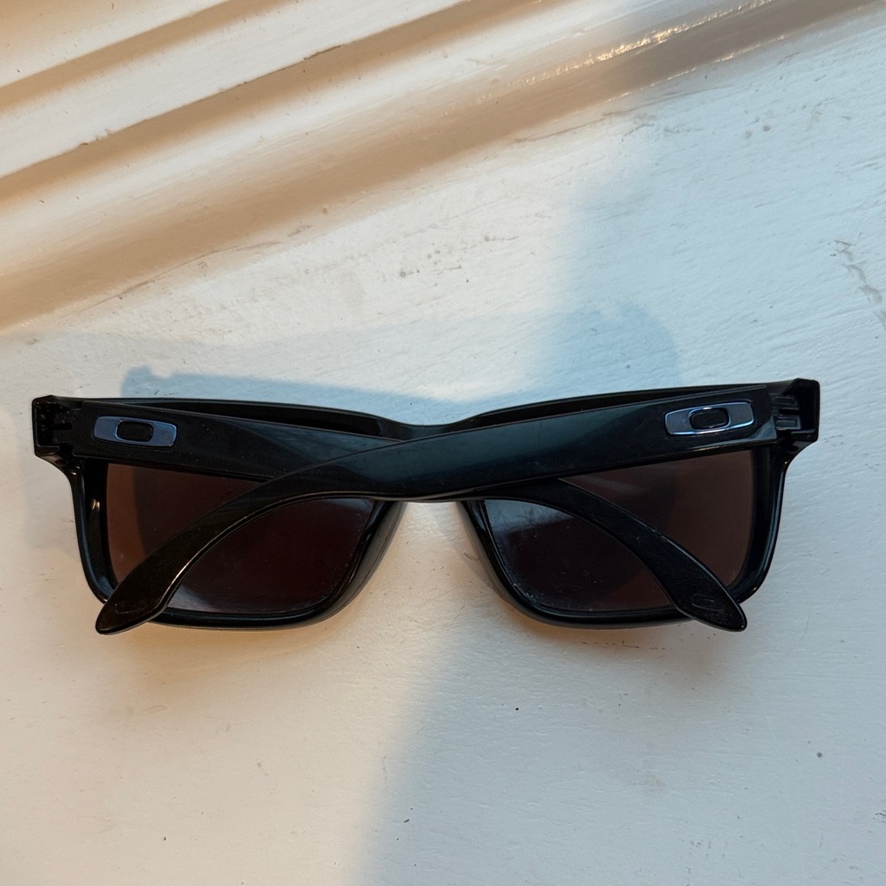 Men’s Oakley Black Sunglasses with Dark Blue Lenses